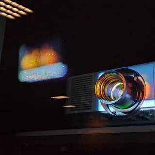 映す